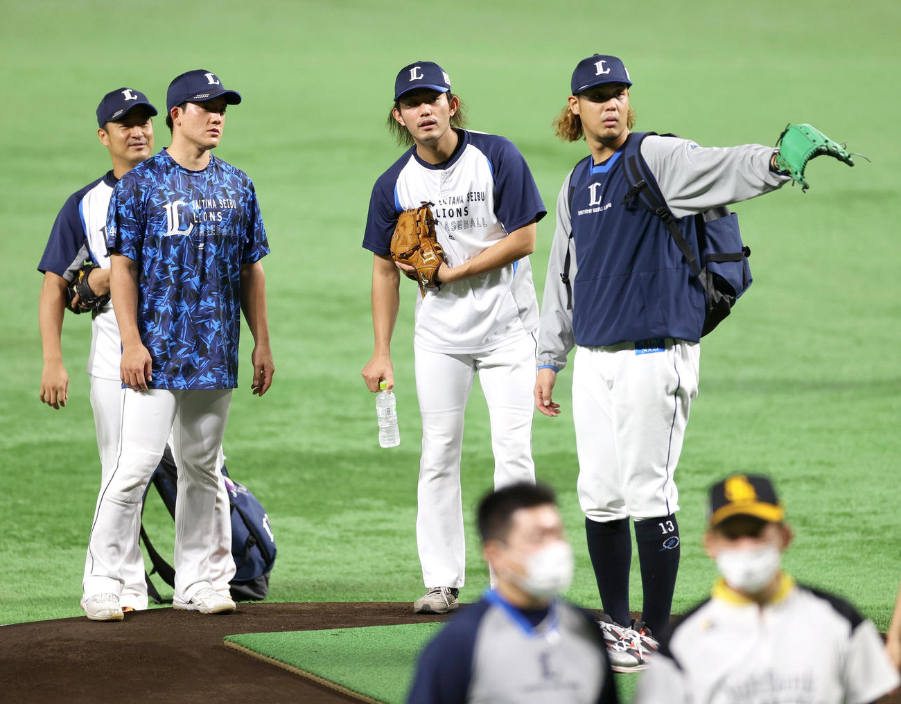 ソフトバンク対西武　試合前、福岡ペイペイドームのマウンドを確かめる西武高橋（右）ら（撮影・上山淳一）