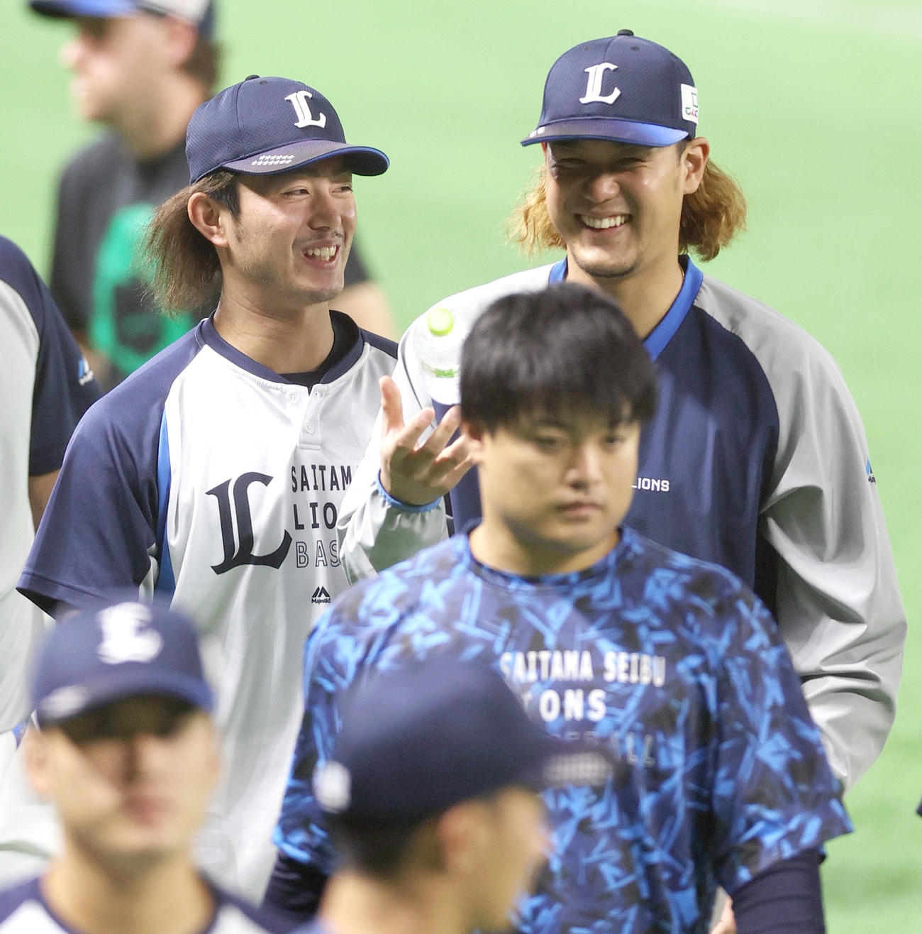 ソフトバンク対西武　試合前、リラックスした表情を見せる西武今井（左）と西武高橋（左）（撮影・上山淳一）