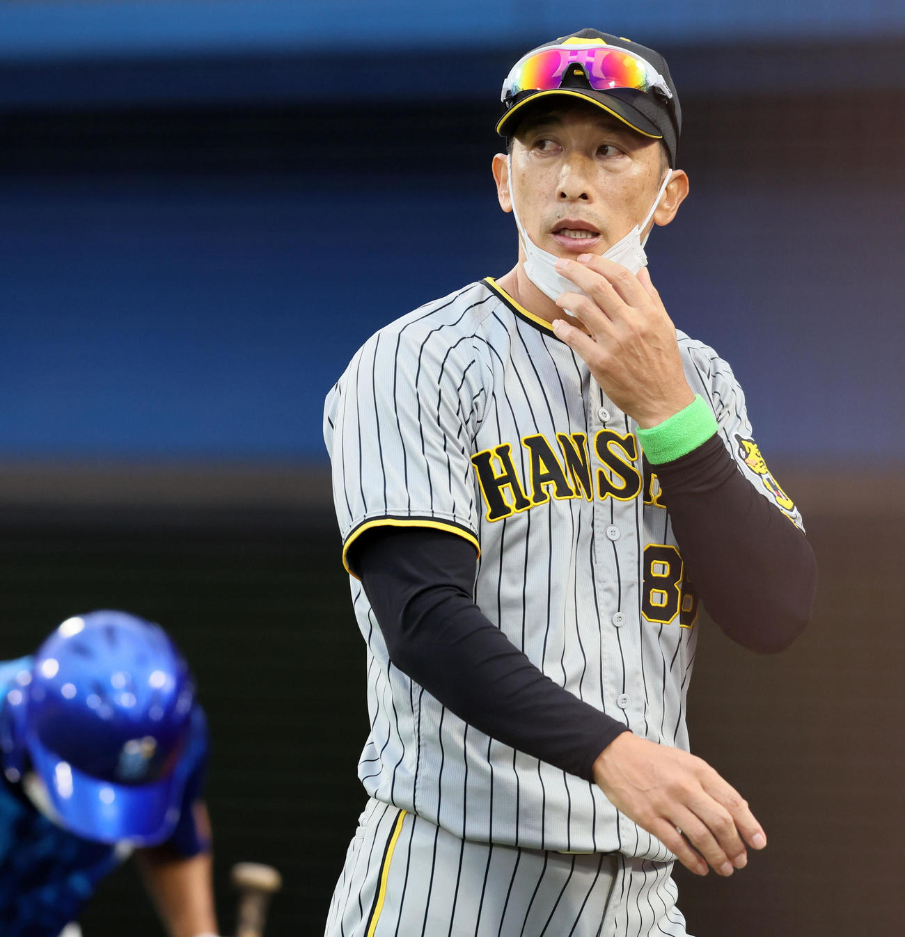 DeNA対阪神　8回表を終え選手交代を告げる矢野監督（撮影・加藤哉）