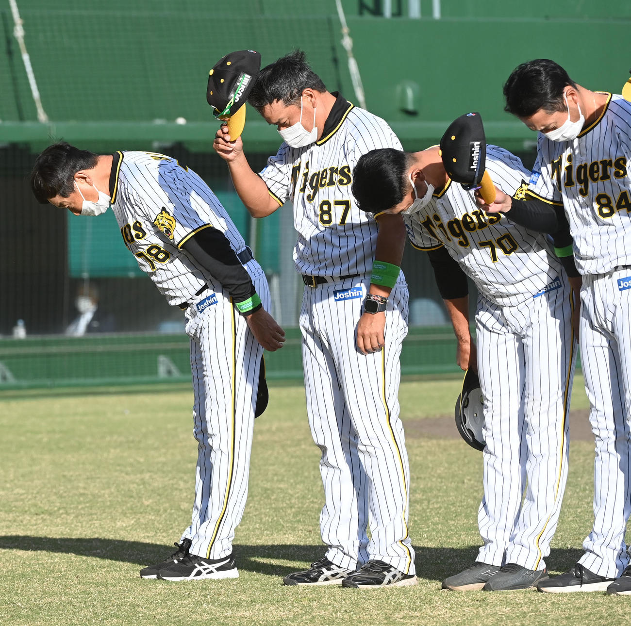 阪神対楽天　試合後、ファンにあいさつする平田2軍監督（左）（撮影・前岡正明）