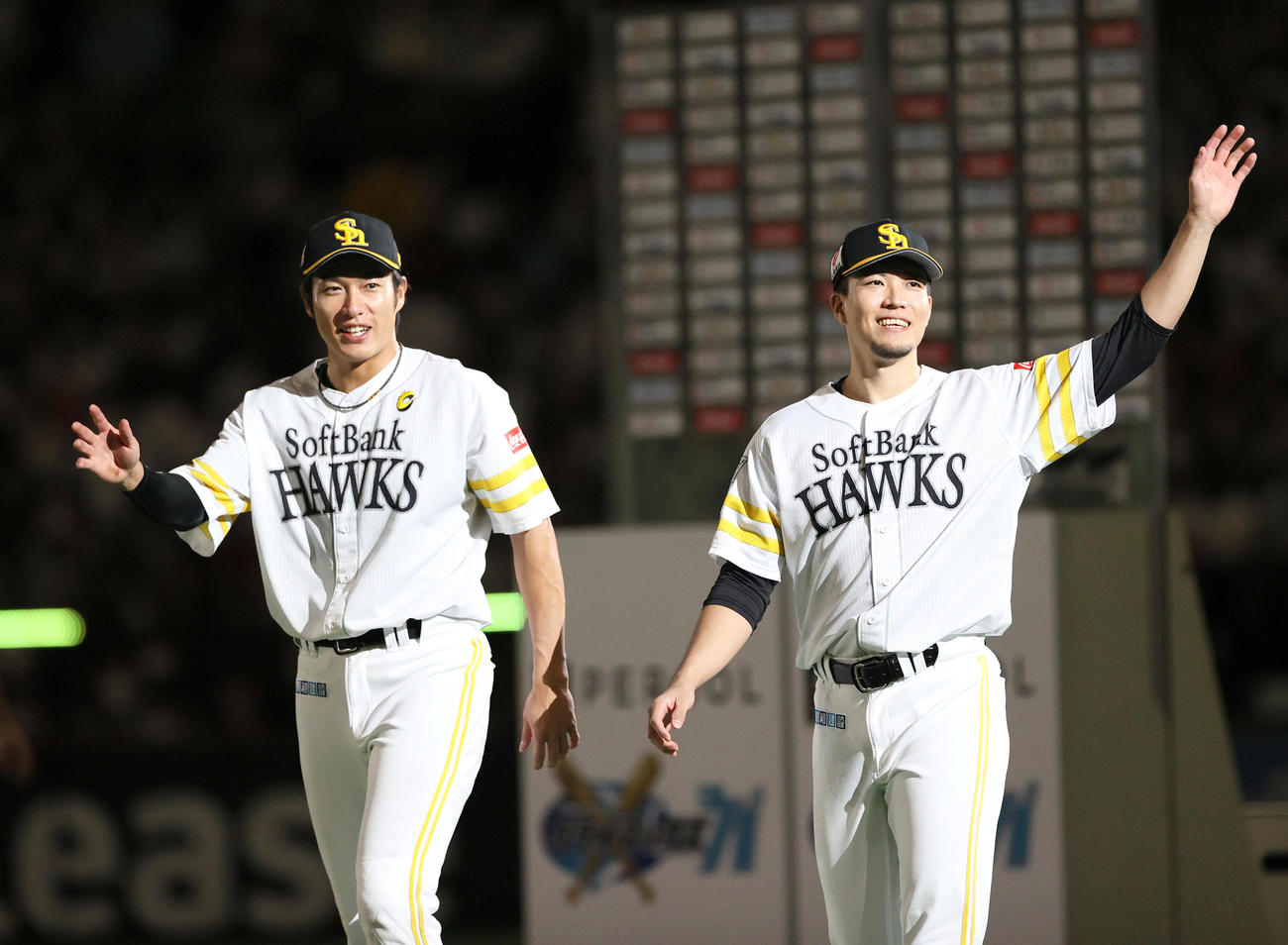 ソフトバンク対西武　ヒーローインタビューを終え、ファンの歓声に手を振って応えるソフトバンク柳田（左）と千賀（撮影・上山淳一）