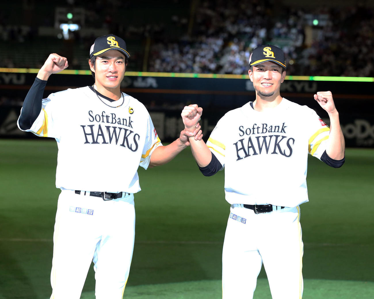 ソフトバンク対西武　西武に勝利し、笑顔でガッツポーズをする柳田（左）と千賀（撮影・屋方直哉）