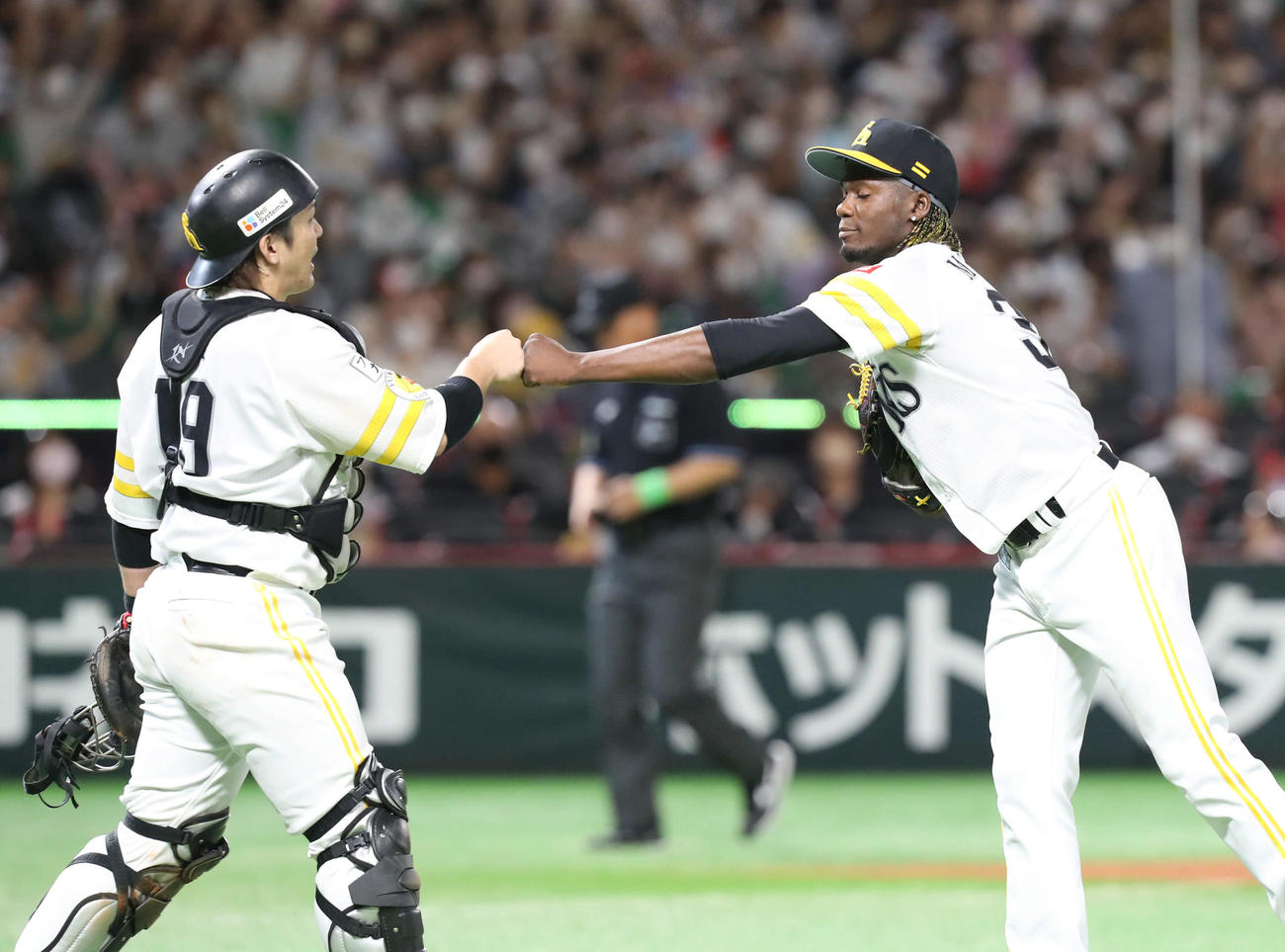 ソフトバンク対西武　西武に勝利し、グータッチをする甲斐（左）とモイネロ（撮影・屋方直哉）