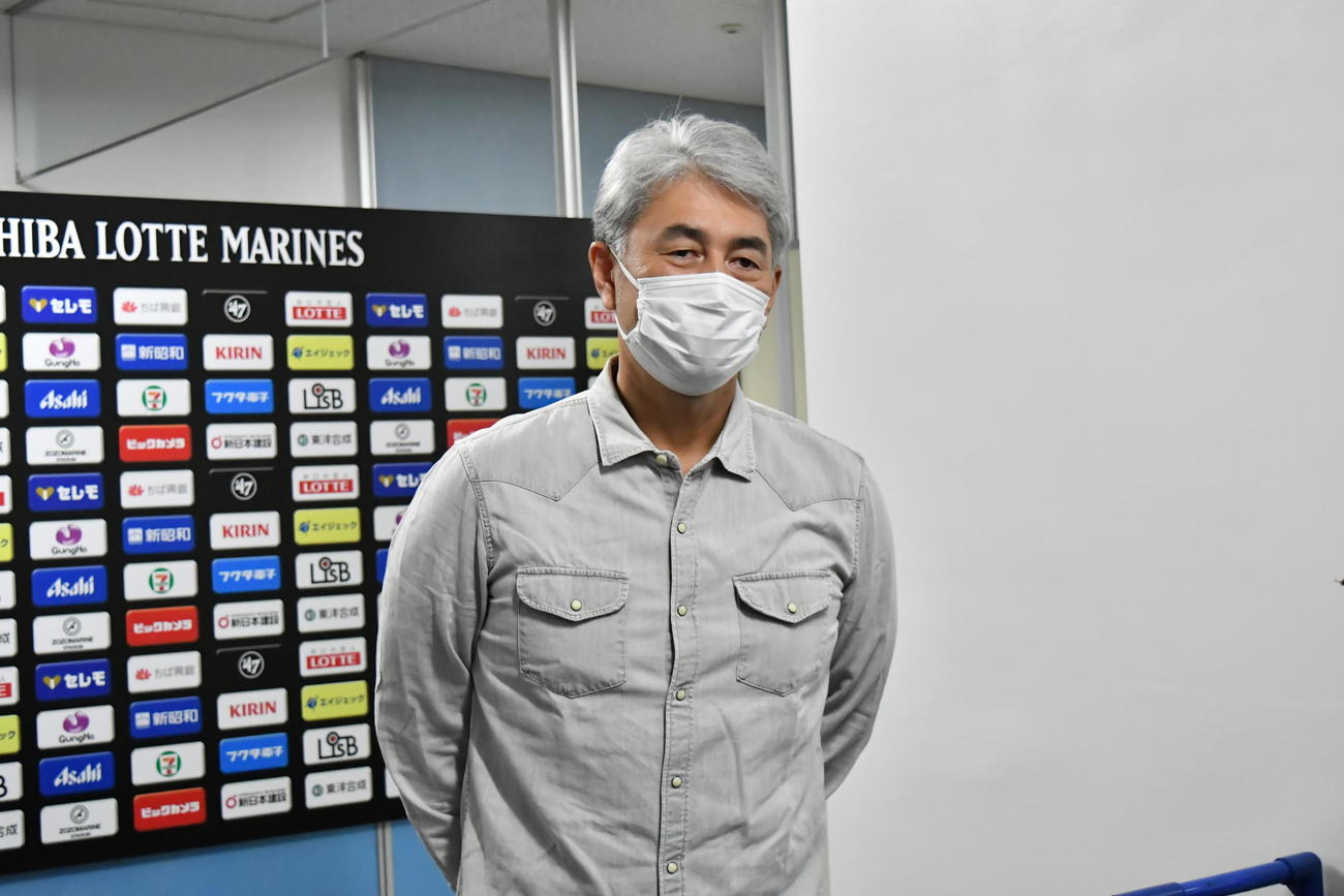 報道対応するロッテ吉井新監督（代表撮影）
