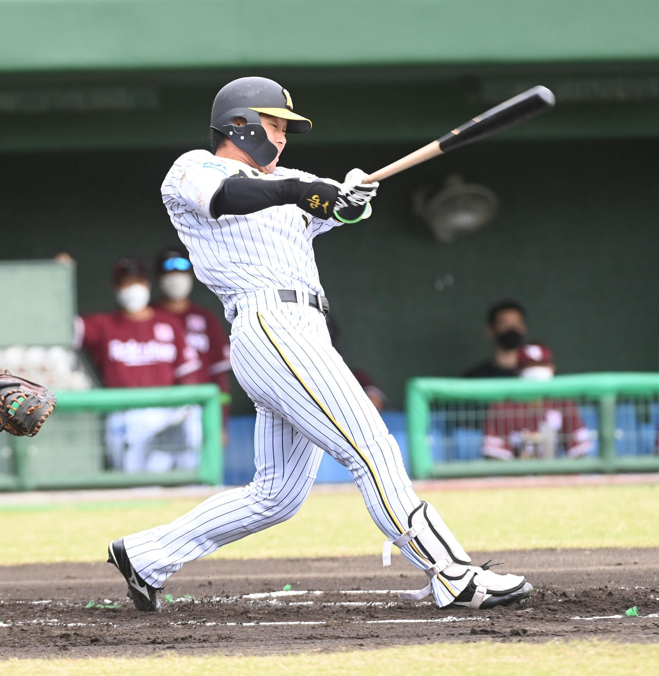 阪神対楽天　1回裏阪神無死、高山は先制の右越え本塁打を放つ（撮影・前岡正明）