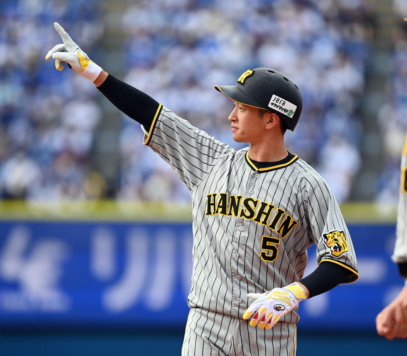 DeNA対阪神　3回表阪神2死一塁、中前打を放ちポーズを決める近本（撮影・たえ見朱実）
