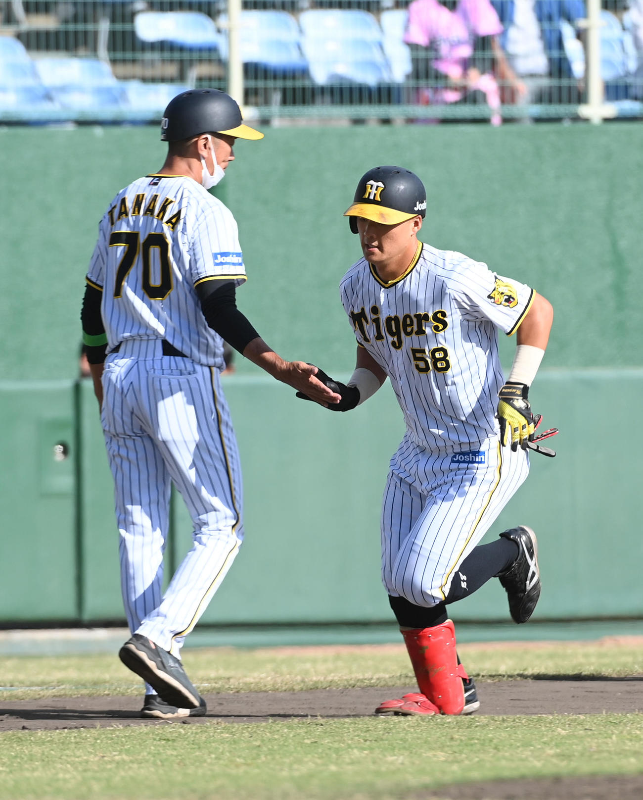 阪神対楽天　6回裏阪神2死、前川（右）は右越え本塁打を放ち田中秀太コーチとタッチ（撮影・前岡正明）