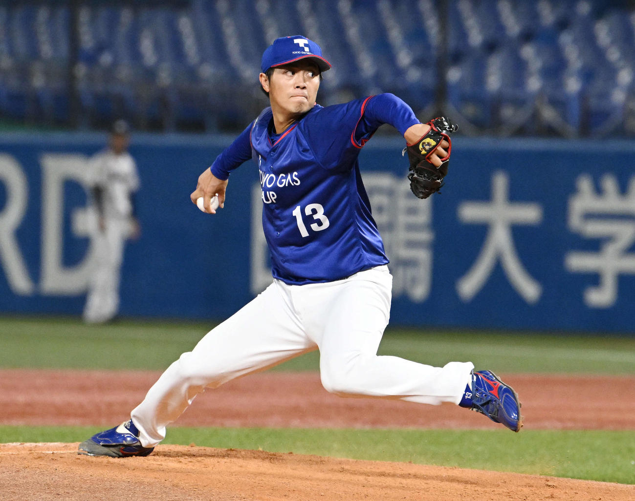 ヤクルト対東京ガス　東京ガス先発で投球する益田（撮影・滝沢徹郎）