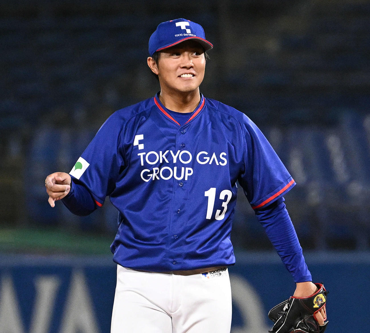 ヤクルト対東京ガス　1回裏ヤクルト1死一、二塁、村上を空振り三振に仕留め笑顔の益田（撮影・滝沢徹郎）