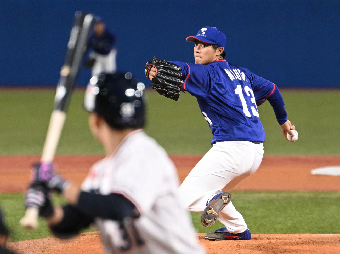 ヤクルト対東京ガス　東京ガス先発で投球する益田（撮影・滝沢徹郎）