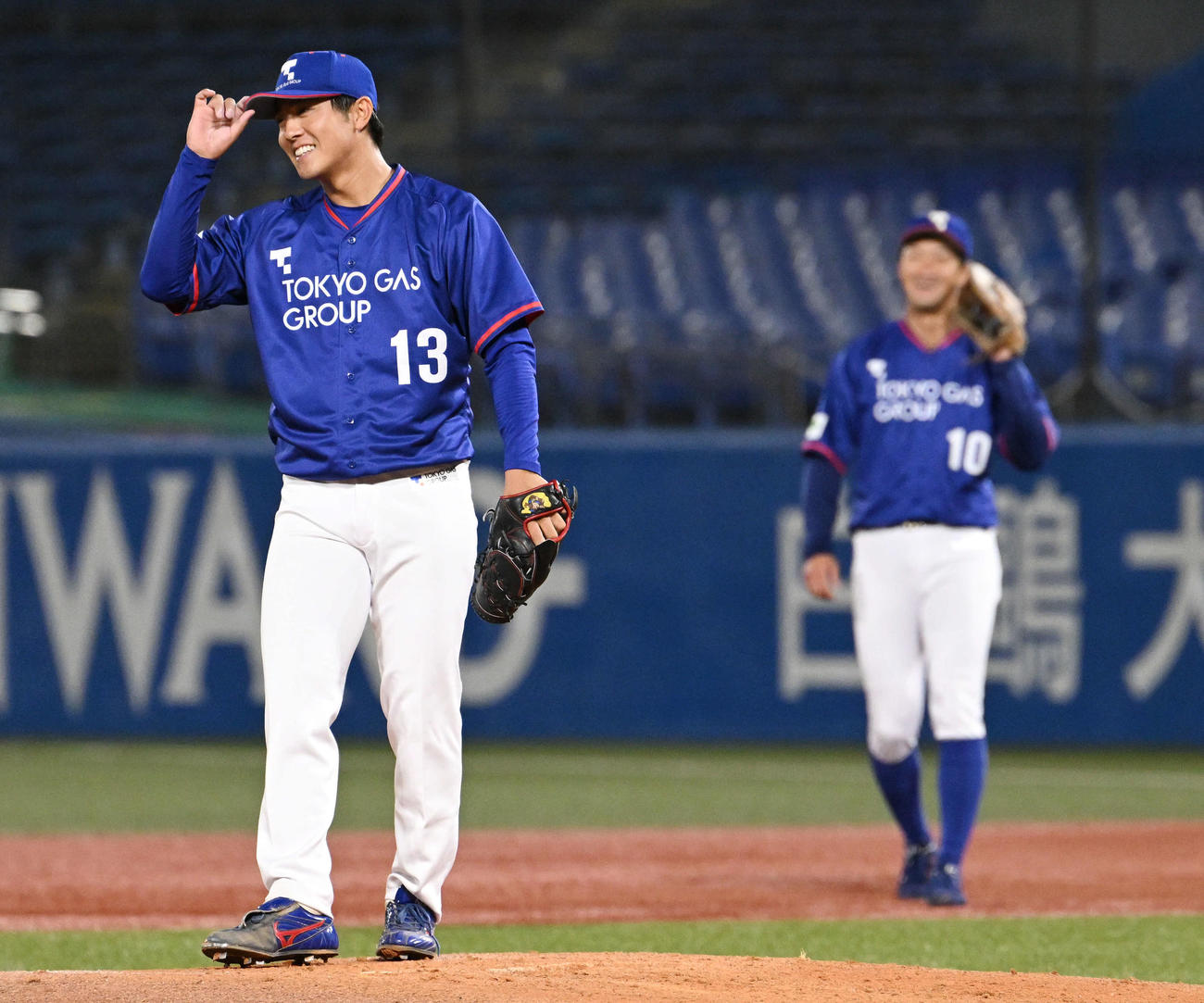 ヤクルト対東京ガス　1回裏ヤクルト1死一、二塁、村上を空振り三振に仕留め笑顔の益田（手前）（撮影・滝沢徹郎）