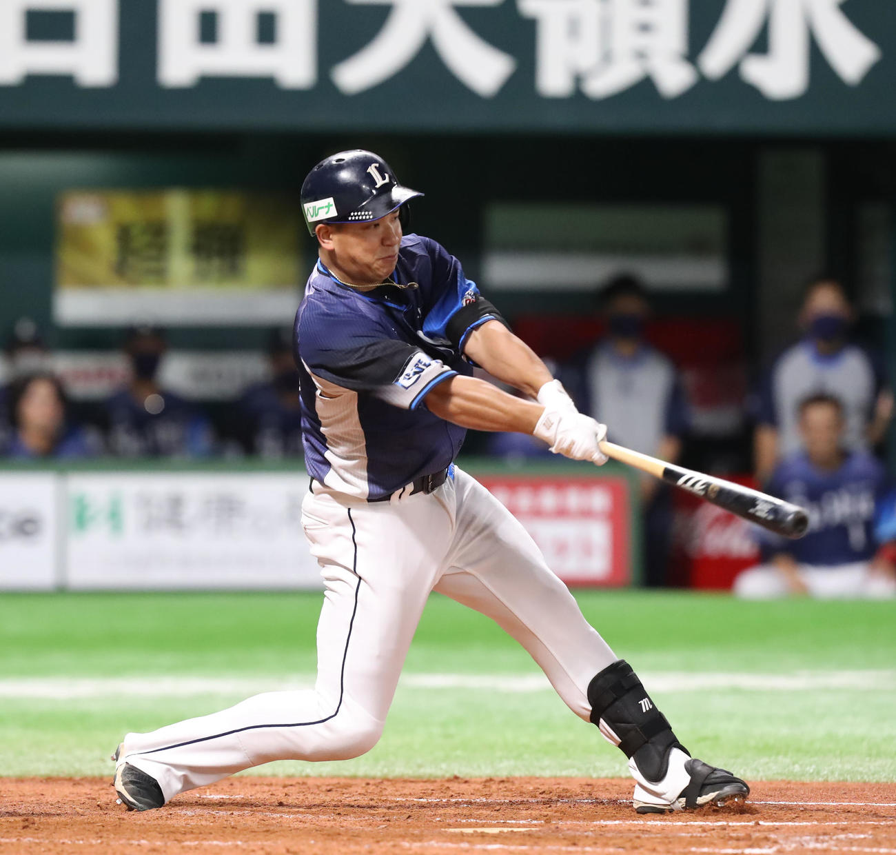 ソフトバンク対西武　5回表西武1死一、三塁、愛斗は中犠飛を放つ（撮影・屋方直哉）