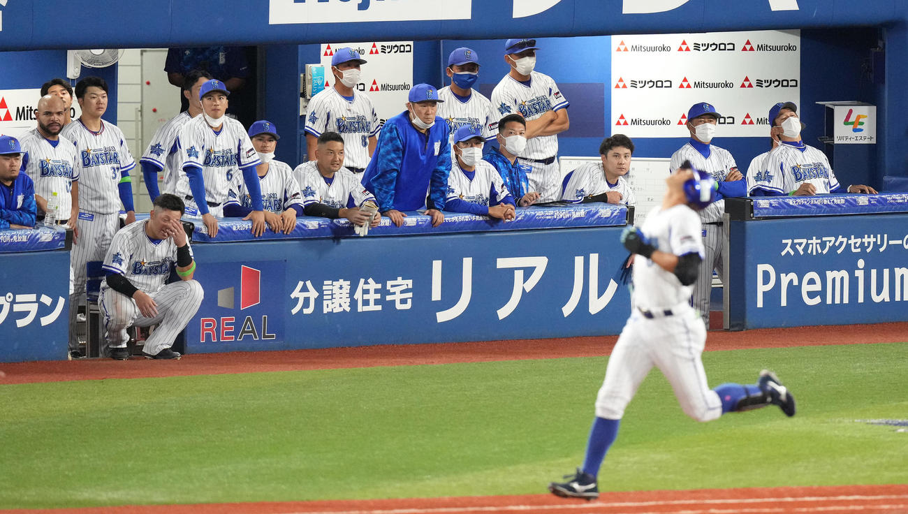 DeNA対阪神　9回裏DeNA2死一塁、代打大田（手前）が三ゴロに倒れ、のけぞる三浦監督（右）（撮影・鈴木みどり）