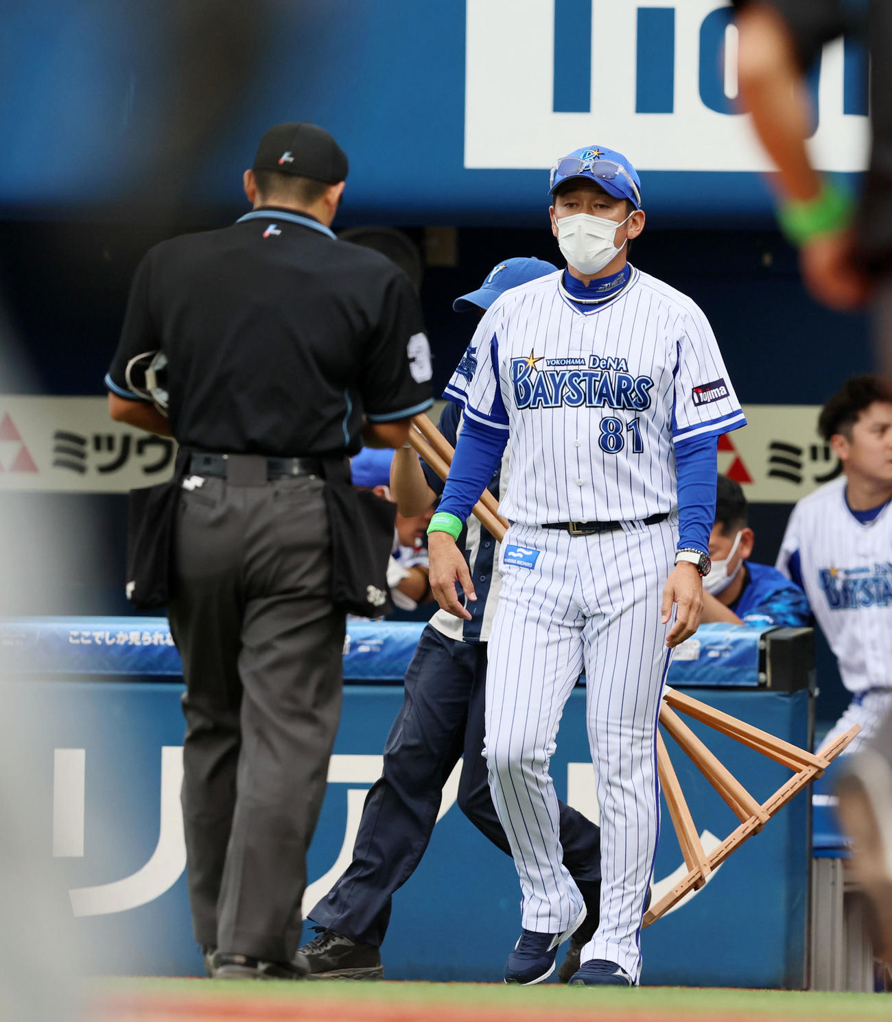 DeNA対阪神　5回表を終え選手交代を告げる三浦監督（撮影・加藤哉）
