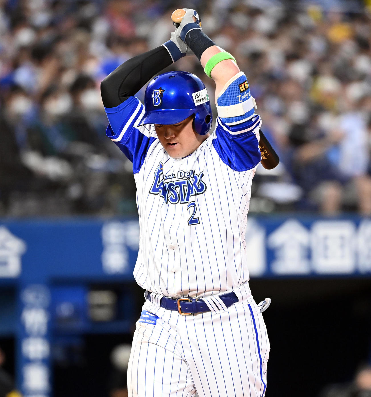 DeNA対阪神　8回裏DeNA2死一、二塁、空振り三振に倒れる牧（撮影・たえ見朱実）