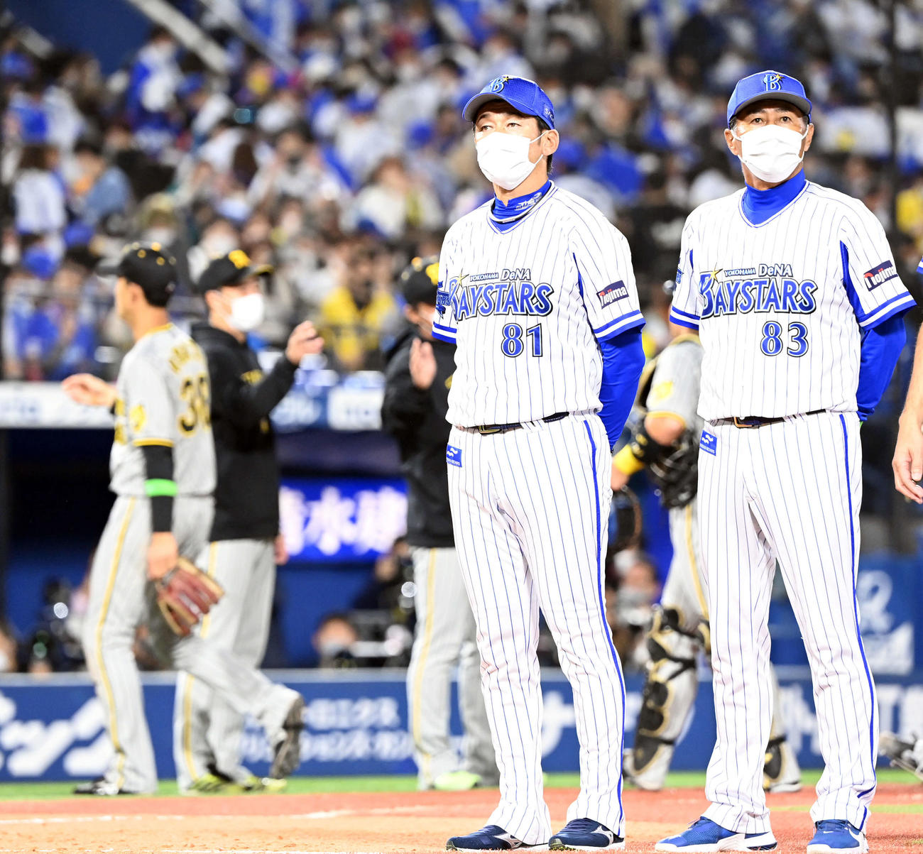 DeNA対阪神　阪神に敗れたDeNA三浦監督。右は青山ヘッドコーチ（撮影・たえ見朱実）