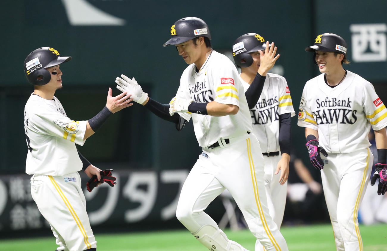 ソフトバンク対西武　3回裏ソフトバンク2死満塁、柳田（左から2番目）は右越えの満塁本塁打を放ち、牧原大（左）らと笑顔でハイタッチをする（撮影・屋方直哉）