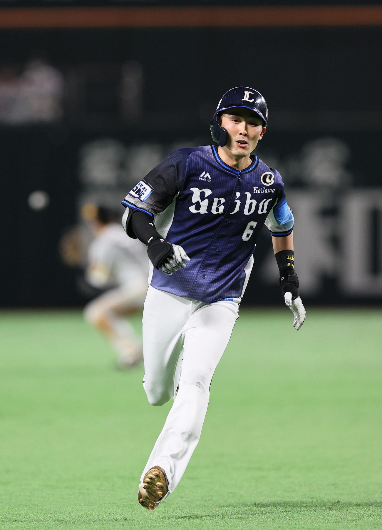 ソフトバンク対西武　5回表西武1死、源田は右へ三塁打を放ち三塁へ向かう（撮影・上山淳一）