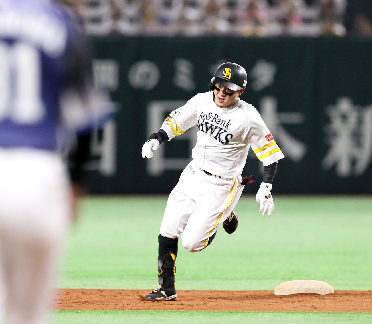 ソフトバンク対西武　7回裏ソフトバンク2死二塁、牧原大は中越え適時三塁打を放ち三塁へ向かう（撮影・上山淳一）