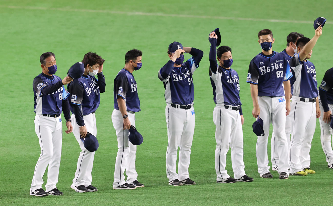 ソフトバンク対西武　ファンにあいさつする左から辻発彦監督、松井稼頭央コーチ（撮影・梅根麻紀）