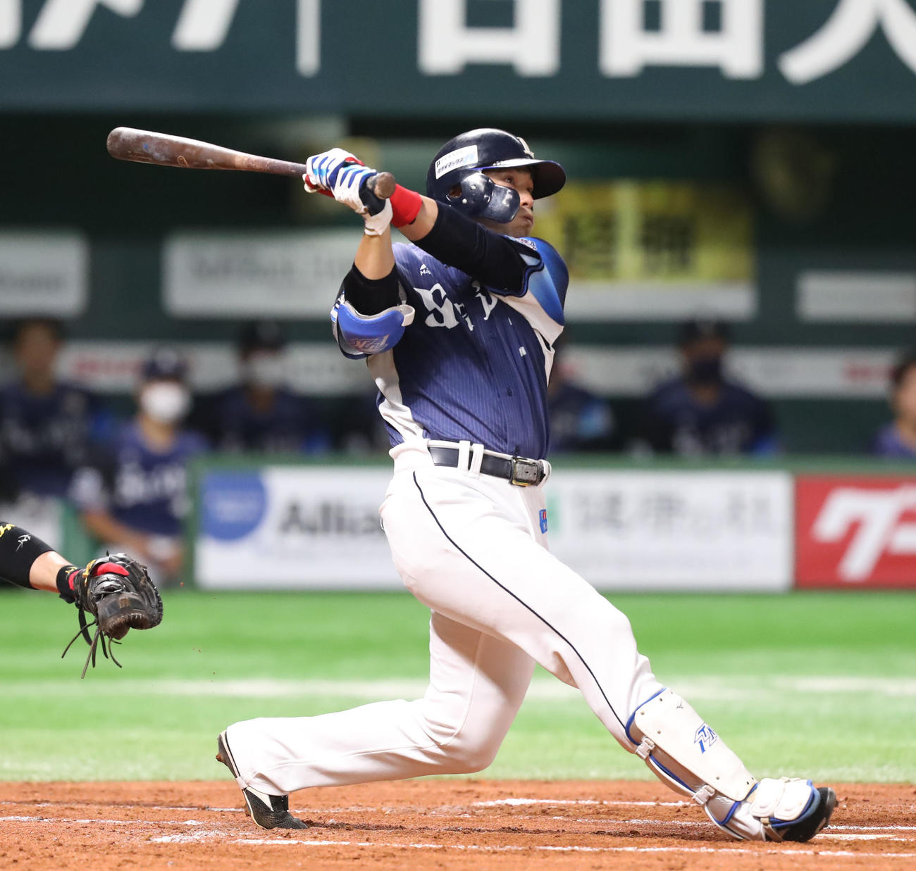 ソフトバンク対西武　2回表西武2死、栗山は右二塁打を放つ（撮影・屋方直哉）