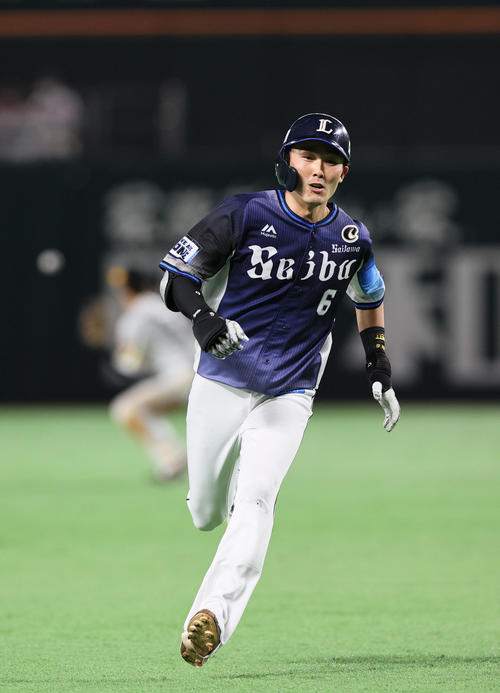 ソフトバンク対西武 5回表西武1死、源田は右へ三塁打を放ち三塁へ向かう(撮影・上山淳一)
