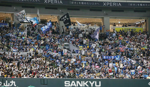 ソフトバンク対西武 ラッキー7で盛り上がる西武ファン(撮影・上山淳一)