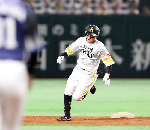 ソフトバンク対西武 7回裏ソフトバンク2死二塁、牧原大は中越え適時三塁打を放ち三塁へ向かう(撮影・上山淳一)