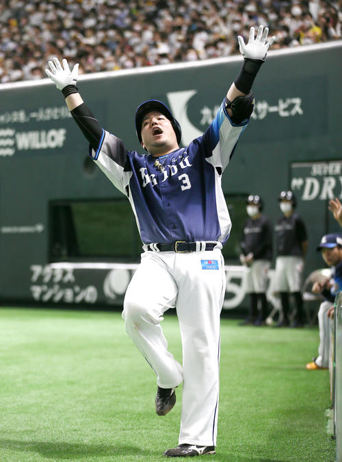 ソフトバンク対西武 9回表西武無死、山川は右越え本塁打を放ちベンチ前で「どすこいポーズ」を決める(撮影・上山淳一)
