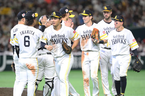ソフトバンク対西武 西武に勝利し、ハイタッチをするソフトバンクナイン(撮影・屋方直哉)