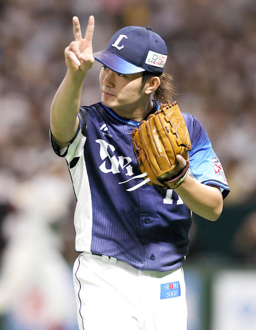ソフトバンク対西武 西武先発の今井は2回を投げ終えベンチへ引き揚げる(撮影・上山淳一)