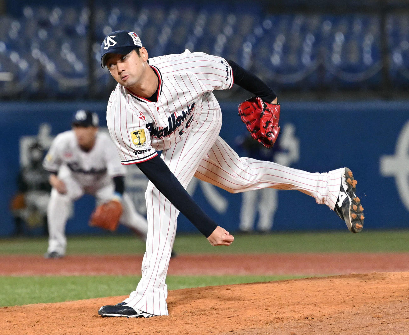 ヤクルト対東京ガス　7回表、ヤクルト4番手で投球する石山（撮影・滝沢徹郎）
