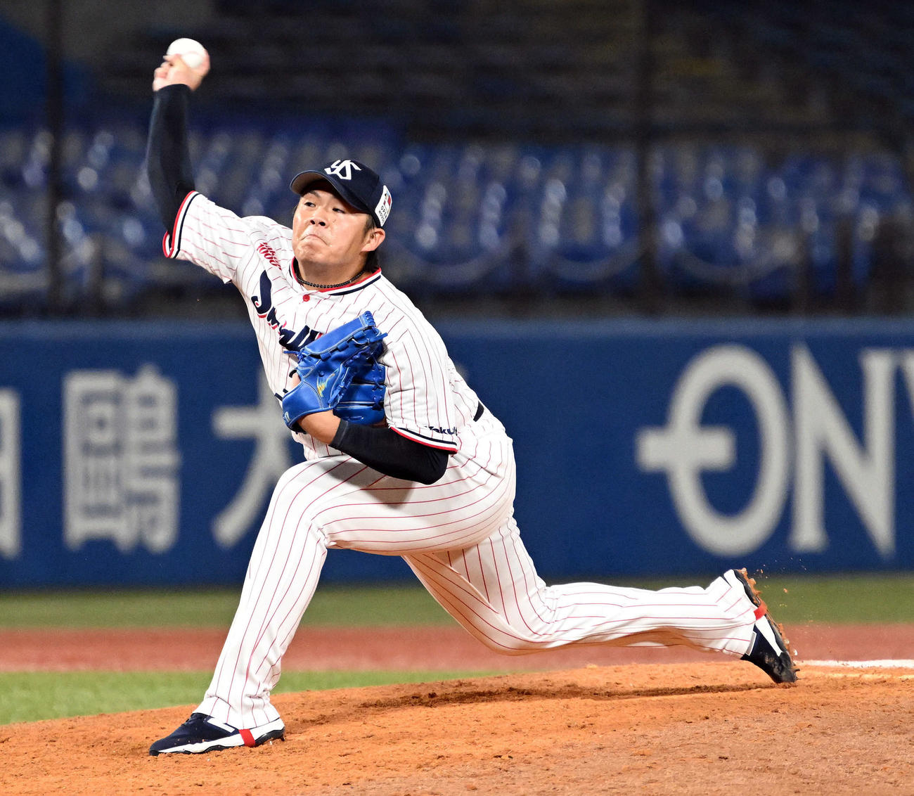 ヤクルト対東京ガス　8回表、ヤクルト5番手で投球する清水（撮影・滝沢徹郎）