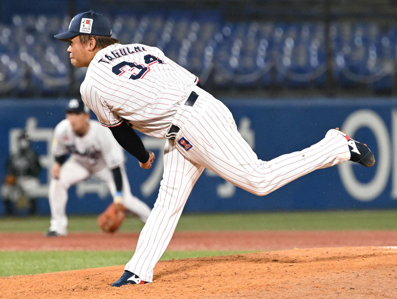 ヤクルト対東京ガス　9回表、ヤクルト6番手で投球する田口（撮影・滝沢徹郎）