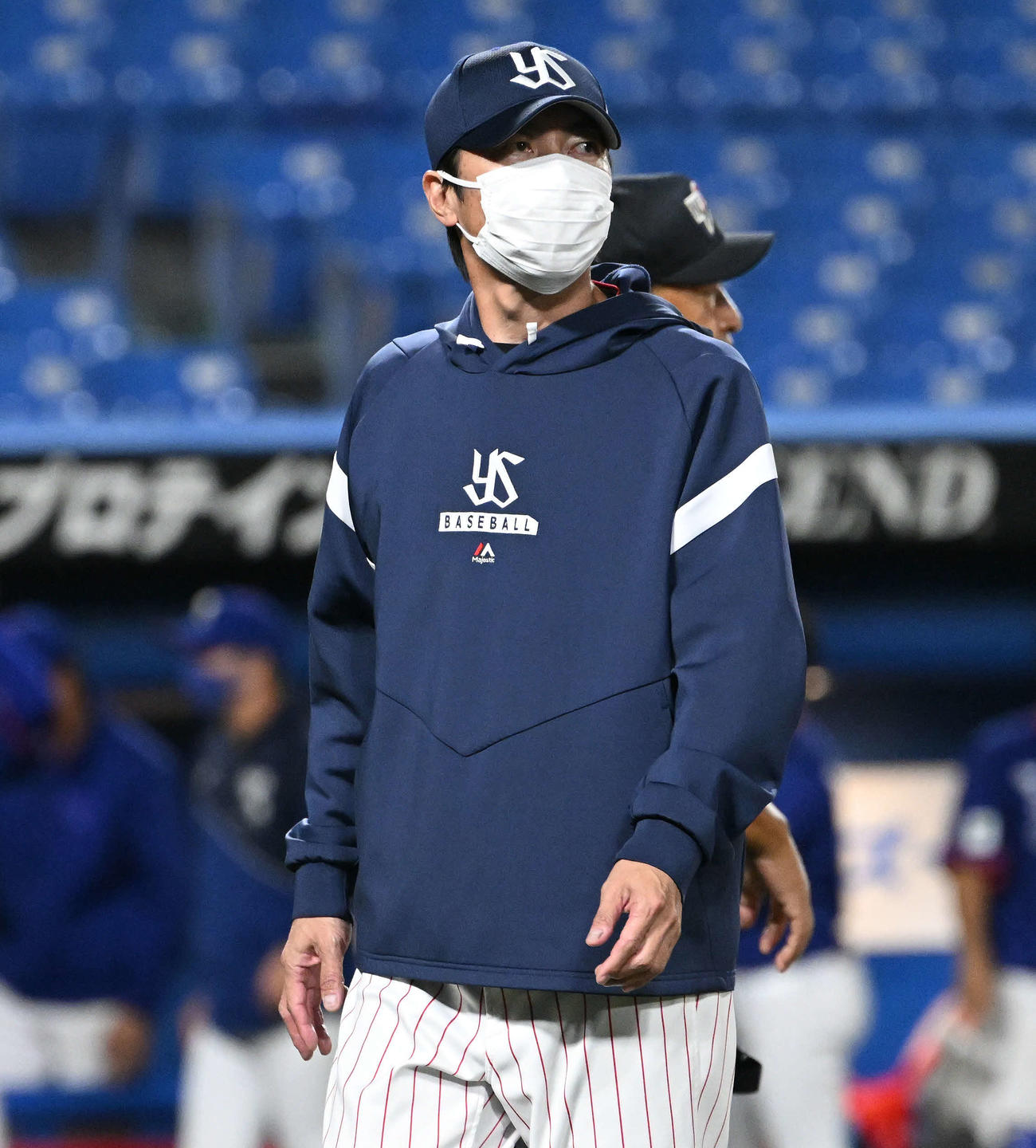 ヤクルト対東京ガス　交代を伝えベンチへ引き揚げるヤクルト高津監督（撮影・滝沢徹郎）