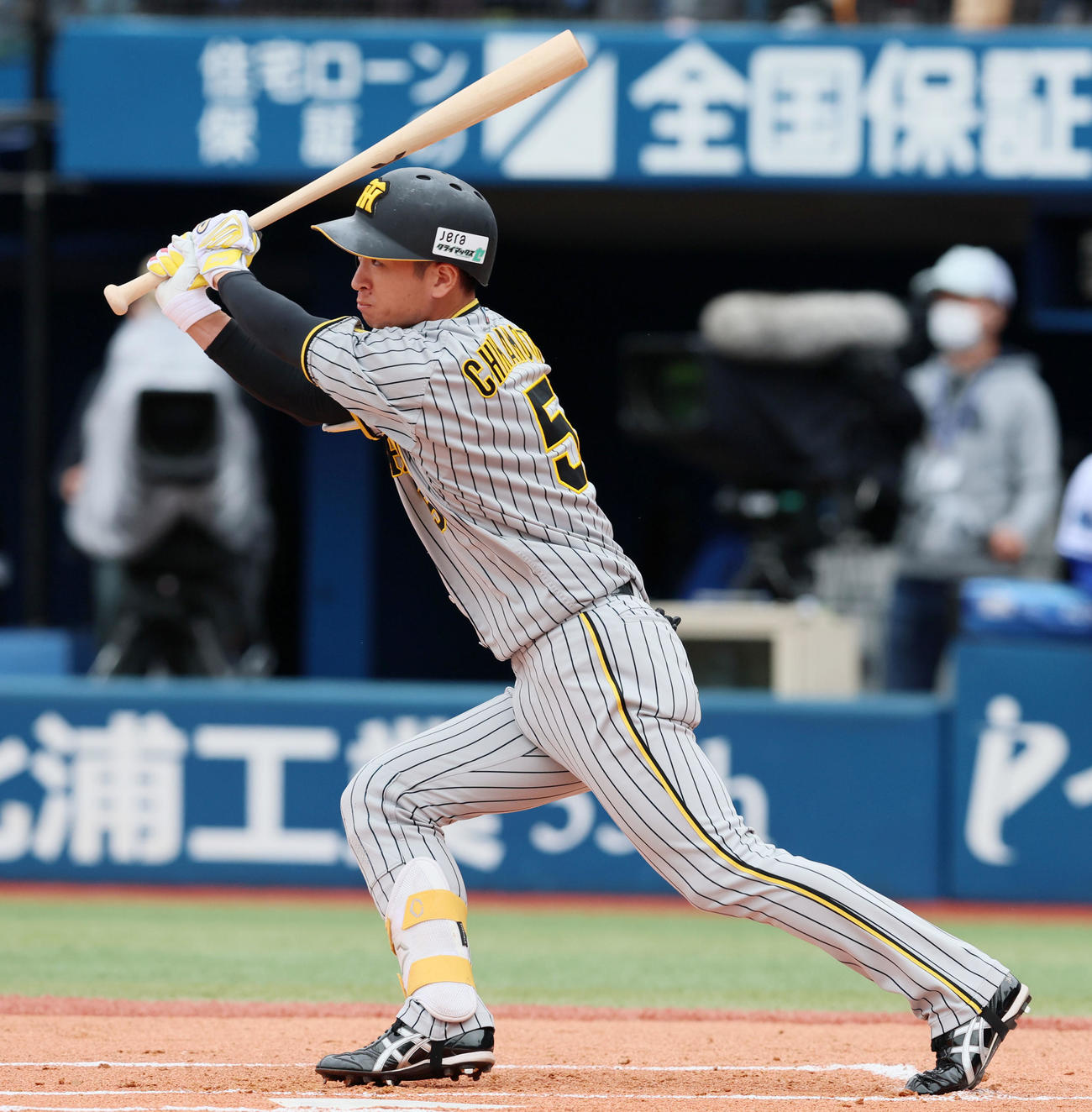 DeNA対阪神　1回表阪神2死、近本は中前打を放つ（撮影・加藤哉）