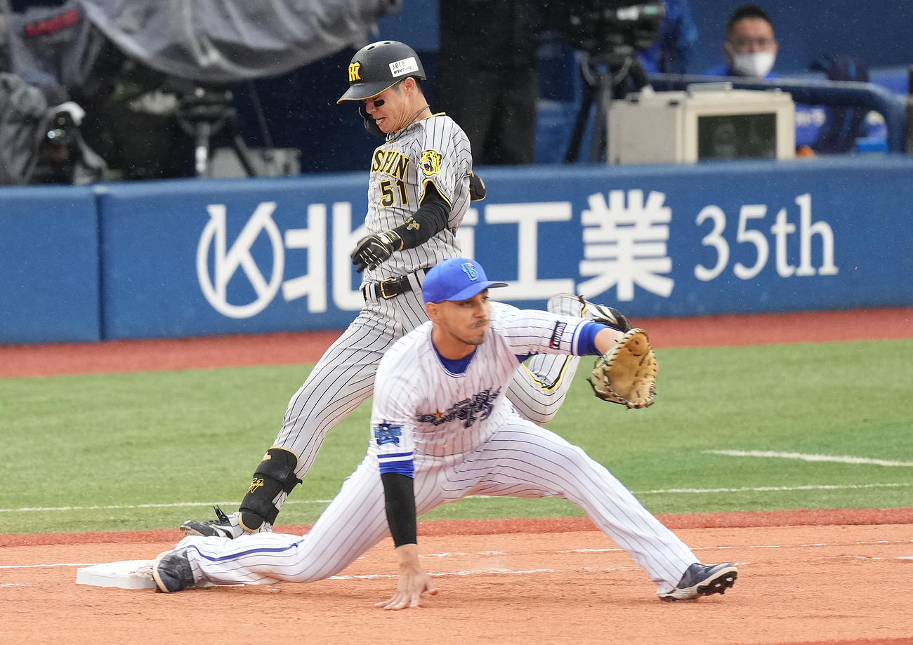 DeNA対阪神　7回表阪神無死、内野安打を放つ中野。一塁手ソト（撮影・鈴木みどり）