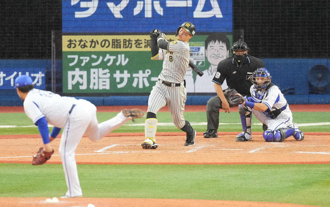 DeNA対阪神　8回表阪神1死、空振り三振に倒れる佐藤輝。投手伊勢（撮影・鈴木みどり）