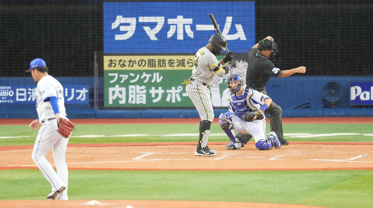DeNA対阪神　8回表阪神2死、見逃し三振に倒れる代打ロハス。投手伊勢（撮影・鈴木みどり）