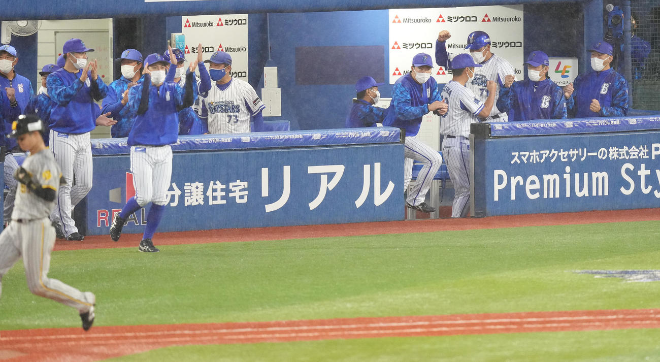 DeNA対阪神　9回表阪神2死、中野を二ゴロに仕留め喜ぶ三浦監督（右から2人目）らベンチ（撮影・鈴木みどり）