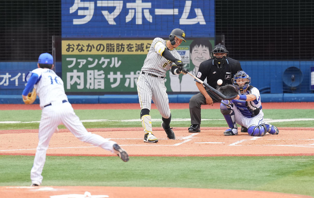 DeNA対阪神　2回表阪神2死、左飛に倒れる佐藤輝。投手大貫（撮影・鈴木みどり）