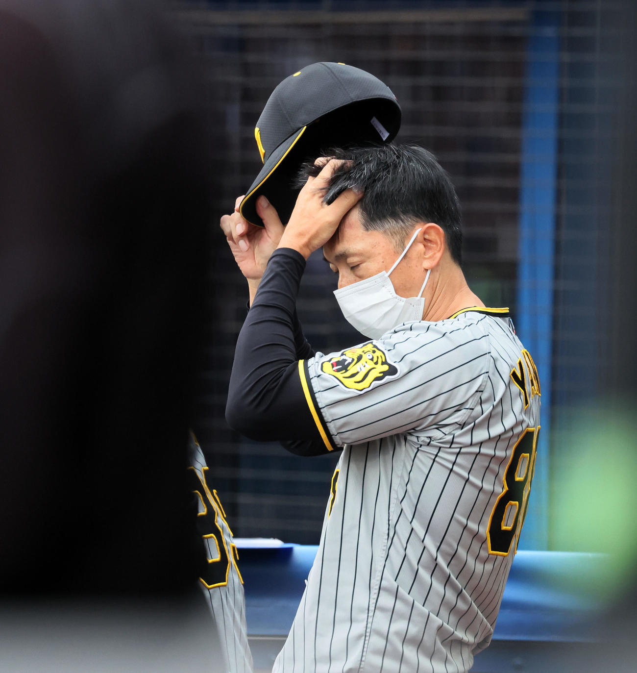 DeNA対阪神　3回裏、ベンチで帽子をとる矢野監督（撮影・加藤哉）