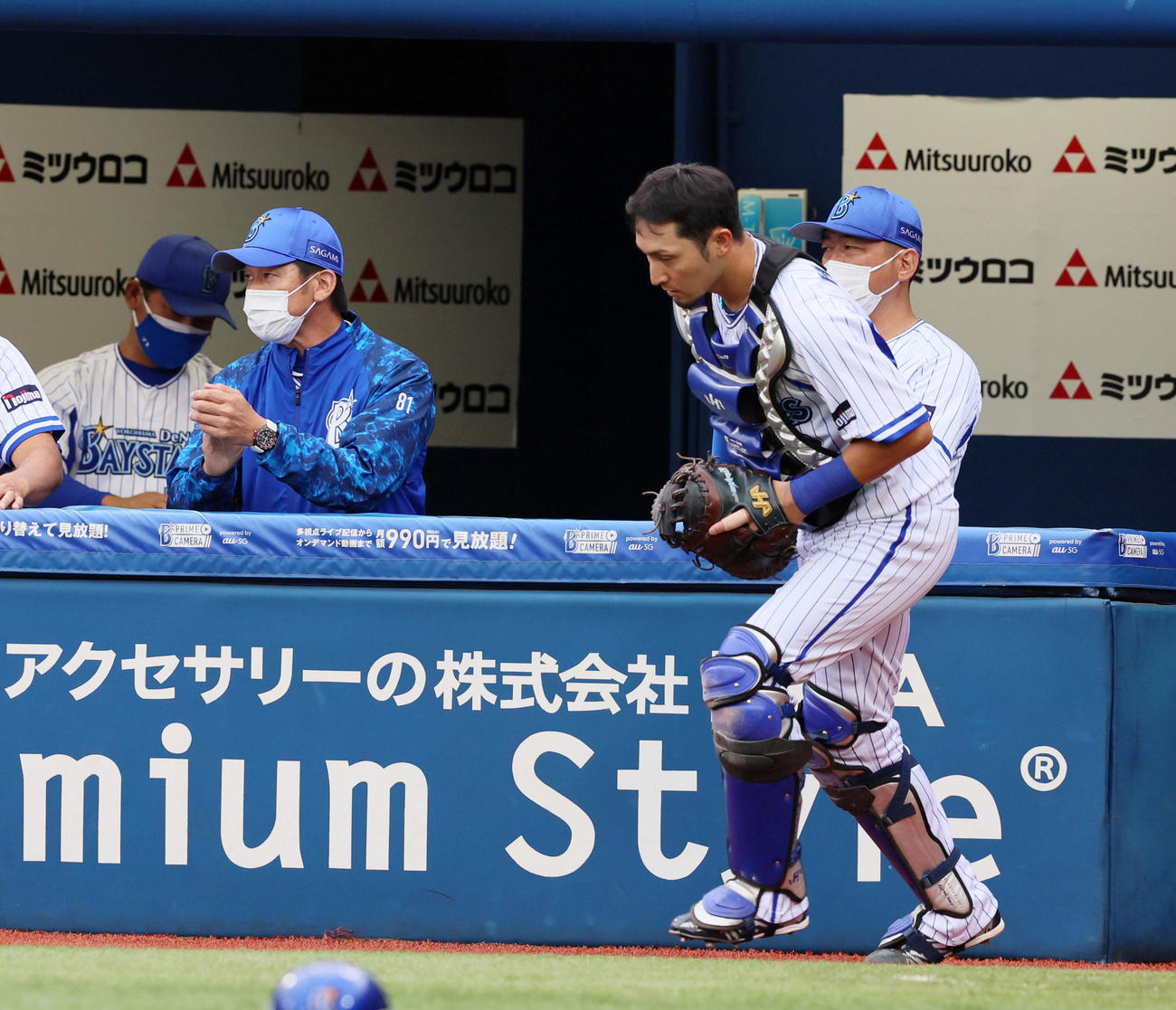 DeNA対阪神　4回表阪神2死、三浦監督は近本の飛邪飛を捕球した伊藤（右）に拍手を送る（撮影・加藤哉）