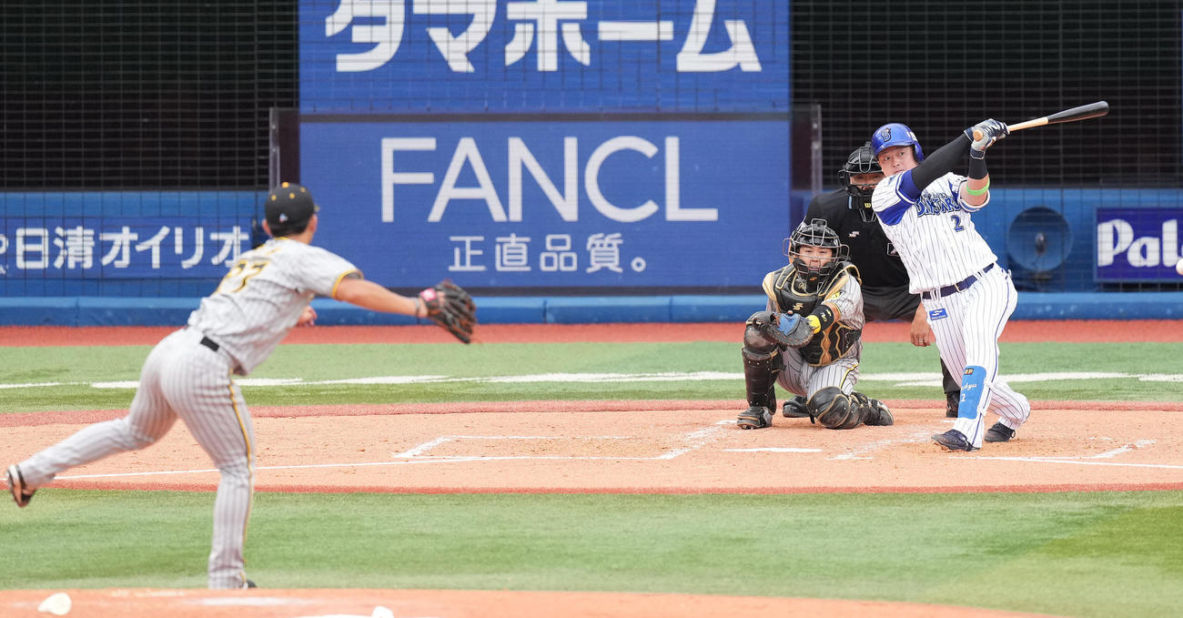 DeNA対阪神　4回裏DeNA2死、三ゴロに倒れる牧。投手伊藤将（撮影・鈴木みどり）