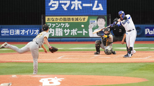 DeNA対阪神　5回裏DeNA無死一塁、右二塁打を放つソト。投手伊藤将（撮影・鈴木みどり）