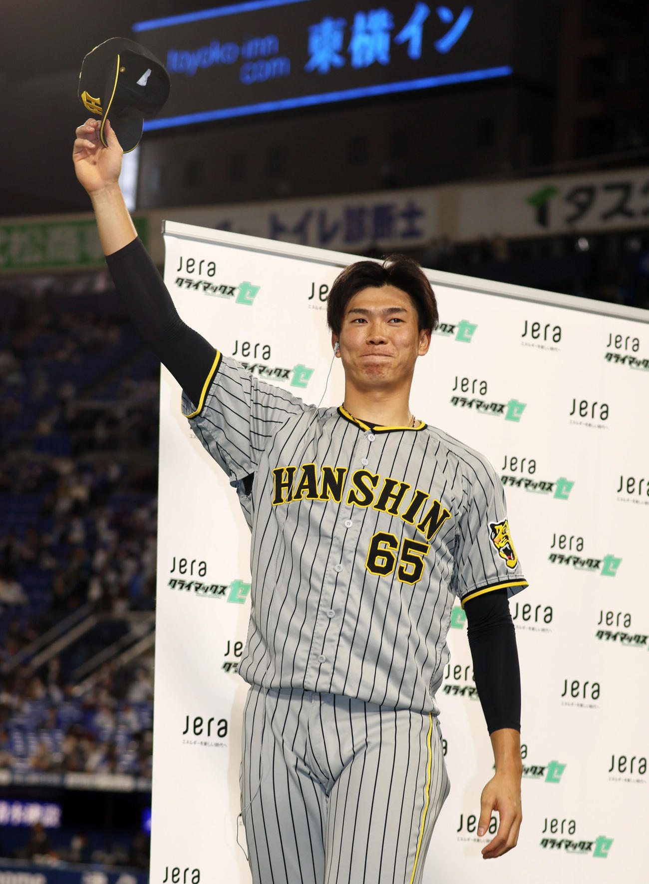 DeNA対阪神　ヒーローインタビューを受け笑顔でスタンドにあいさつする湯浅（撮影・加藤哉）