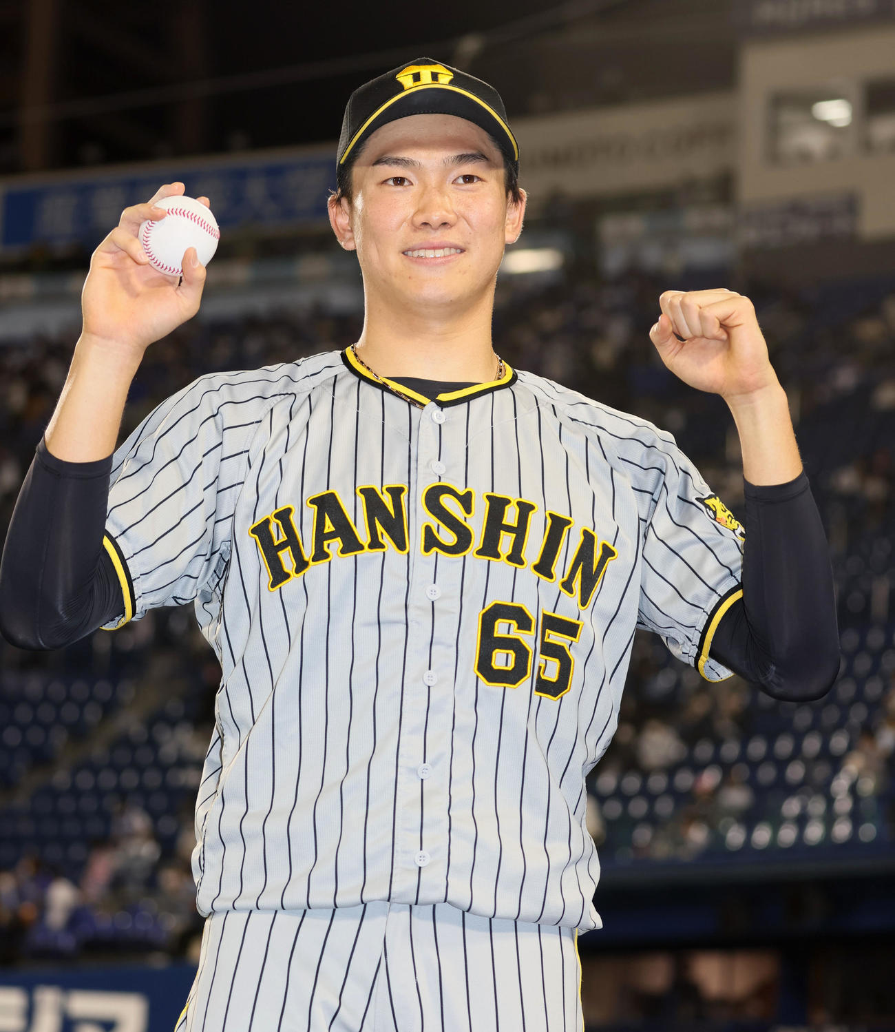 DeNA対阪神　CS初セーブを決めウイニングボールを手にする湯浅（撮影・加藤哉）