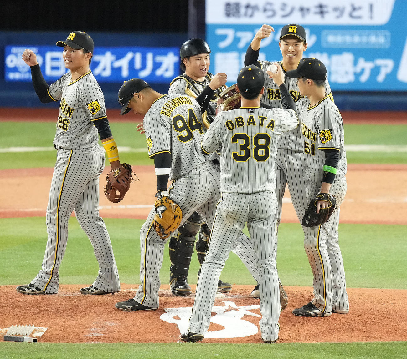 DeNA対阪神　DeNAに先勝しタッチを交わす阪神ナイン。右奥は湯浅（撮影・鈴木みどり）