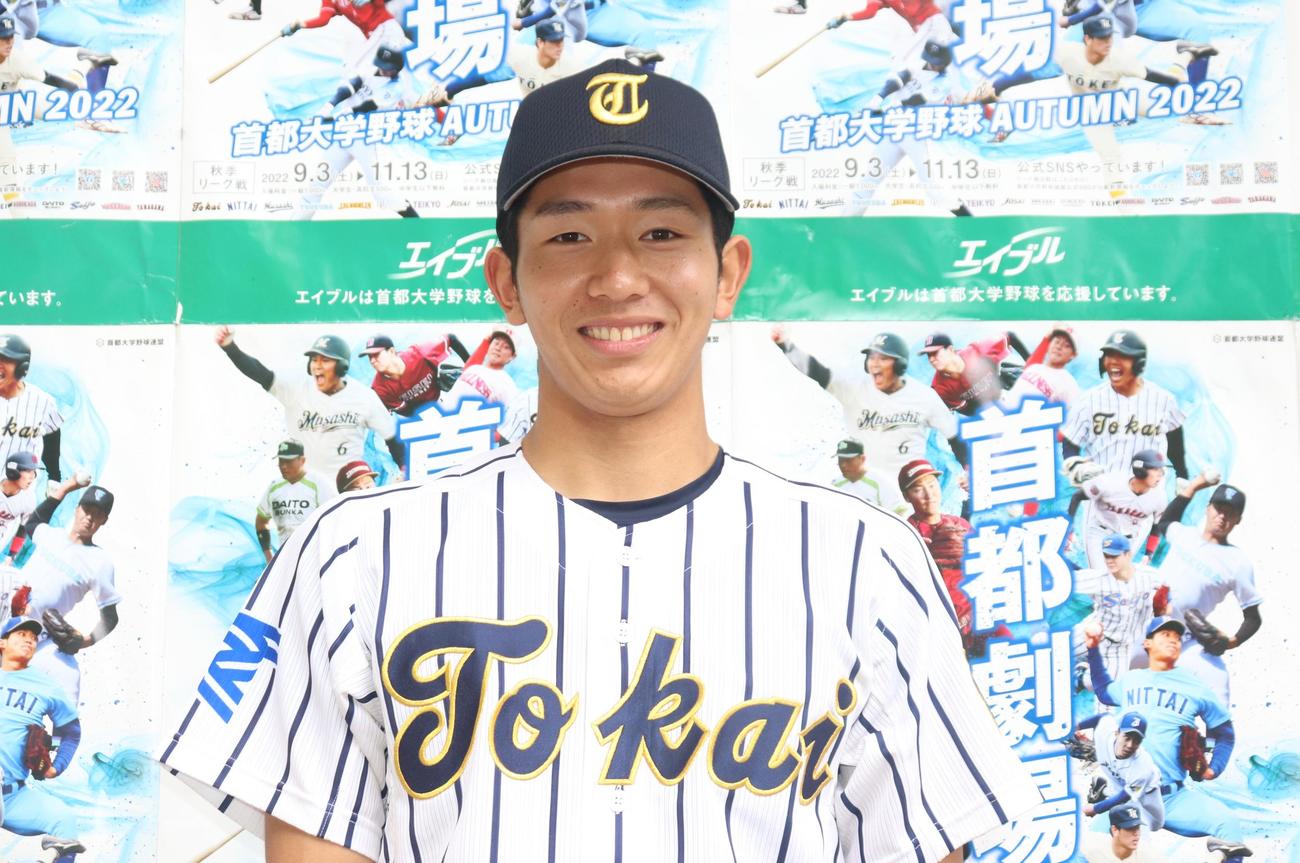 東海大対桜美林大　勝ち越し2ランで勝利に導いた東海大・大松は笑顔で写真におさまる（撮影・阿部泰斉）