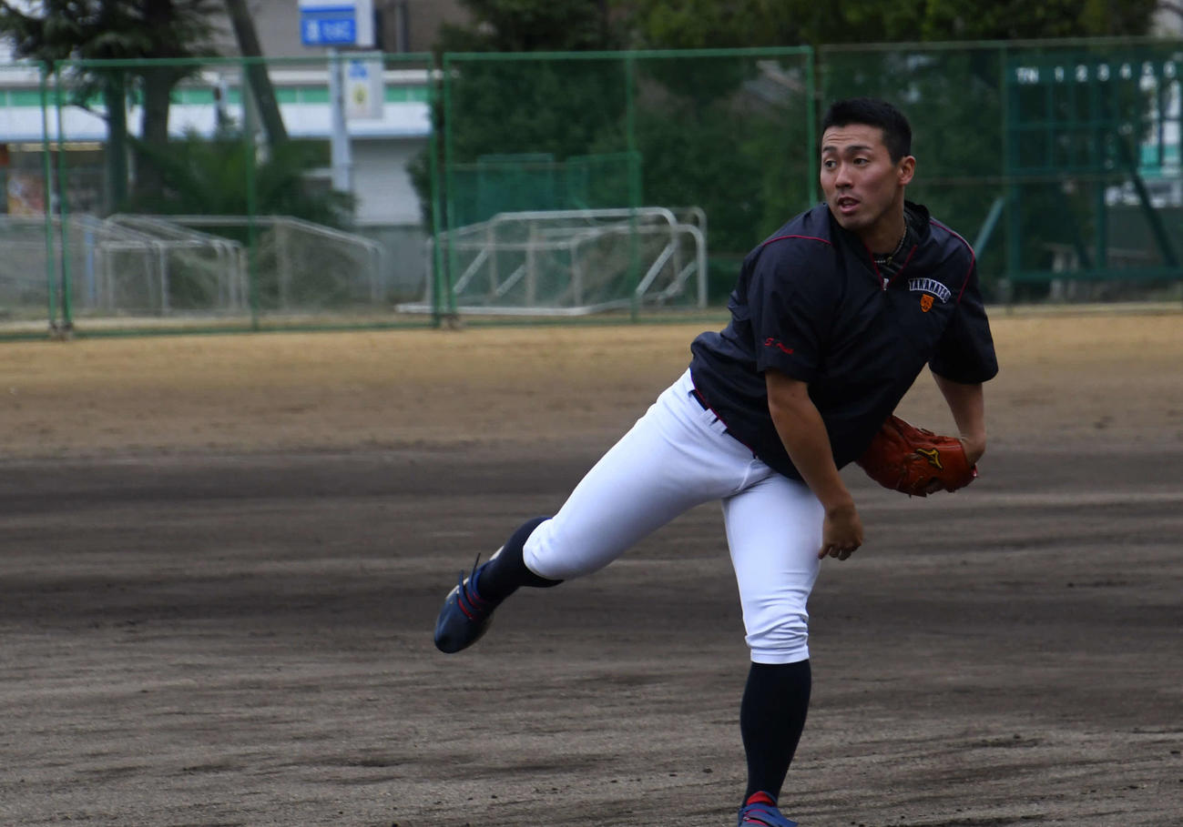 高松商グラウンドでキャッチボールする浅野翔吾（撮影・中野椋）